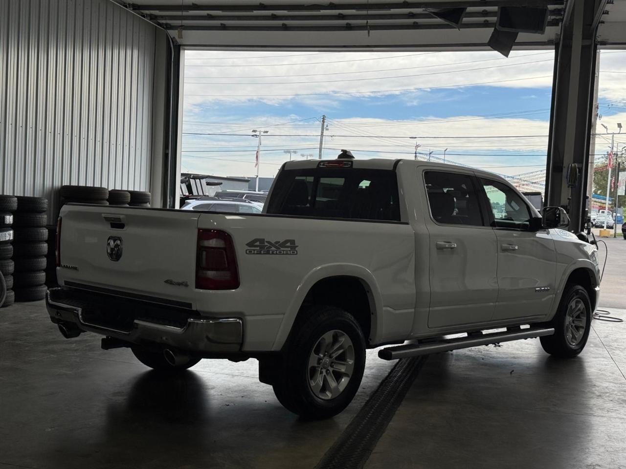 RAM 1500 Laramie 4x4 Crew Cab 6'4" Box 2020