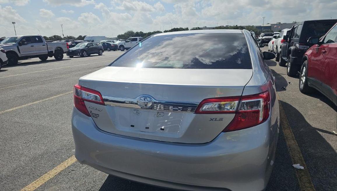 Toyota Camry 4dr Sdn I4 Auto XLE (Natl) 2013