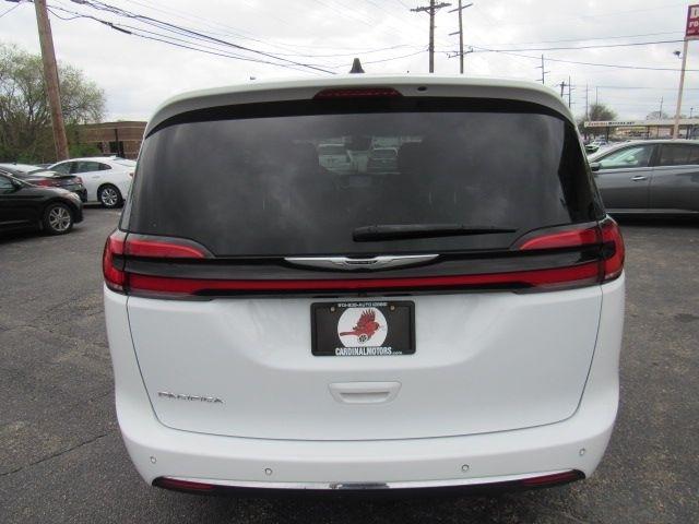 Chrysler Pacifica Touring 2023