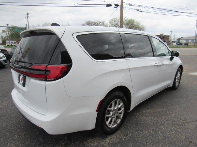 Chrysler Pacifica Touring 2023
