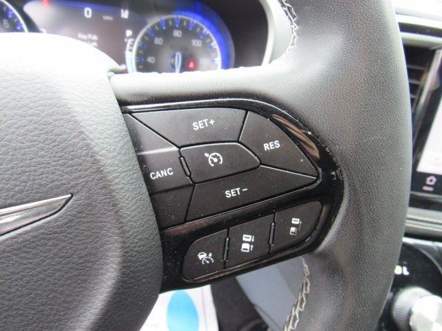 Chrysler Pacifica Touring 2023