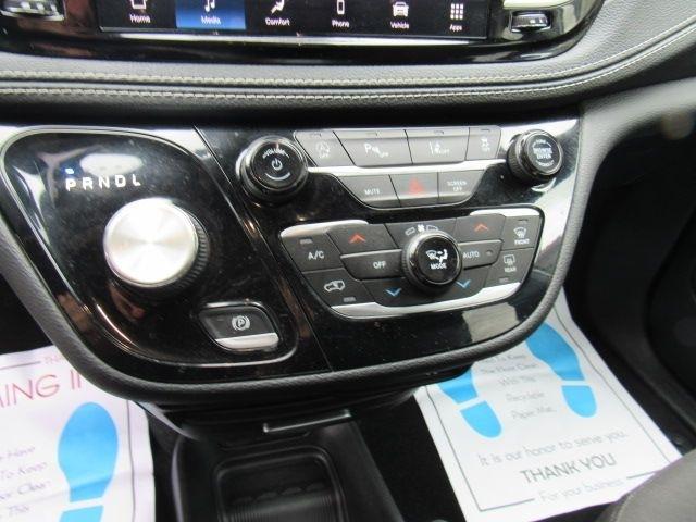 Chrysler Pacifica Touring 2023