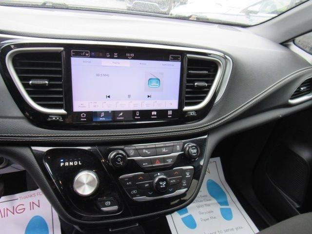 Chrysler Pacifica Touring 2023