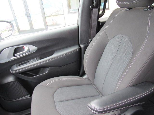 Chrysler Pacifica Touring 2023