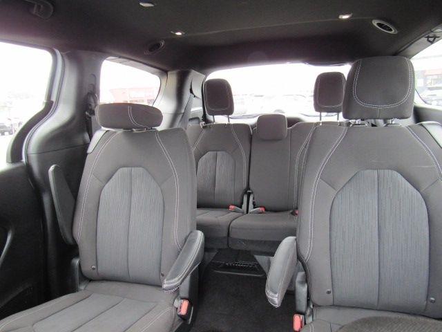 Chrysler Pacifica Touring 2023