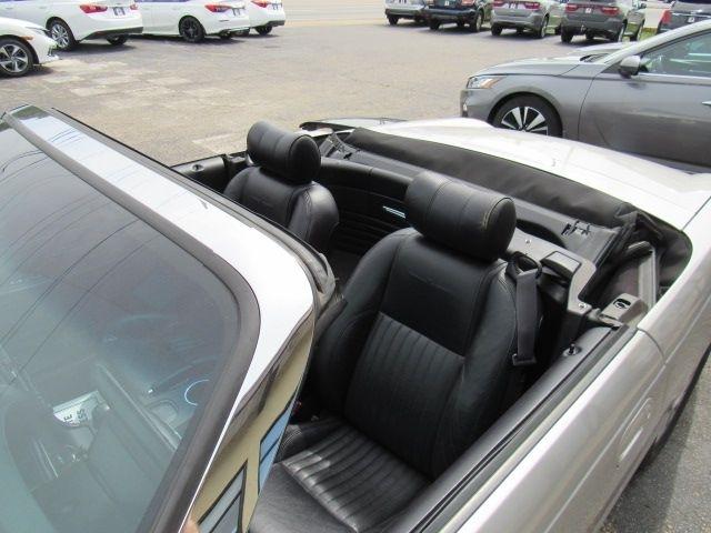 Ford Thunderbird Deluxe 2005