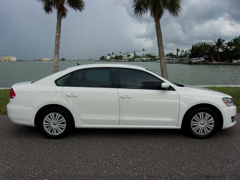 Volkswagen Passat 1.8T S AT 2014