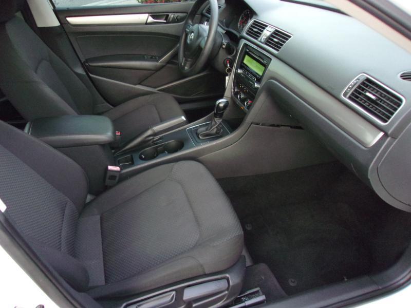 Volkswagen Passat 1.8T S AT 2014