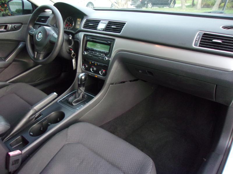 Volkswagen Passat 1.8T S AT 2014