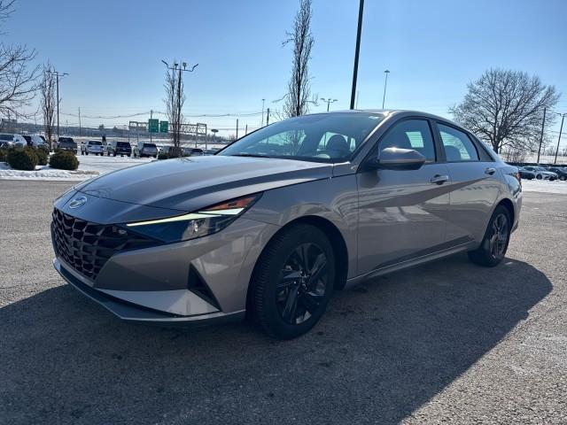 Hyundai Elantra  2022