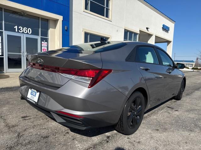 Hyundai Elantra  2022