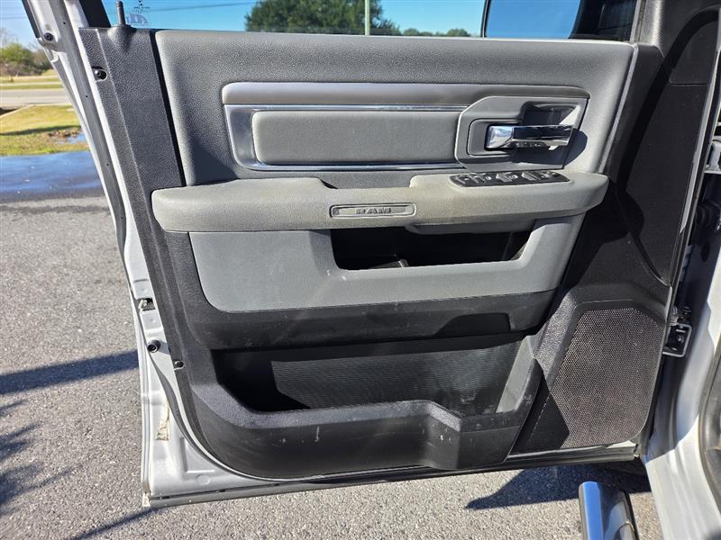 RAM 1500 SLT Quad Cab 2WD 2016