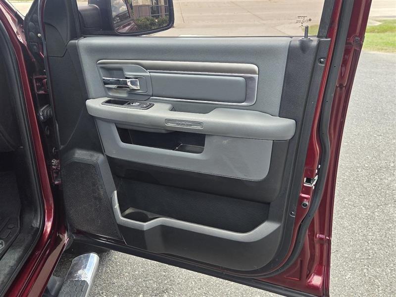 RAM 1500 SLT Crew Cab SWB 2WD 2016
