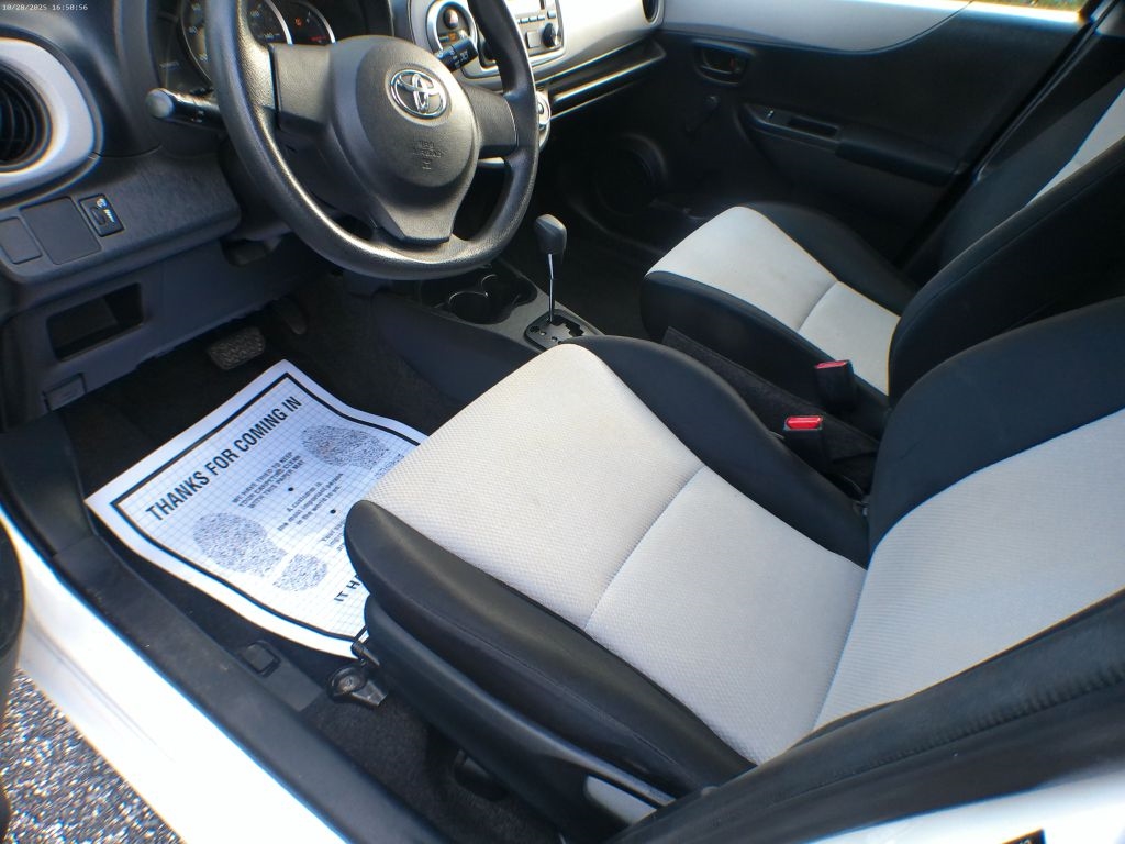 Toyota Yaris SE 5-Door AT 2012 Toyota Yaris SE 5-Door AT 2012