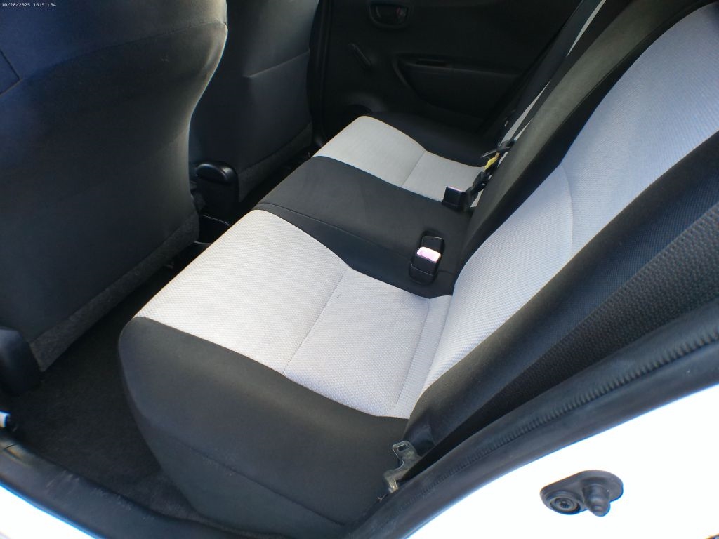 Toyota Yaris SE 5-Door AT 2012 Toyota Yaris SE 5-Door AT 2012