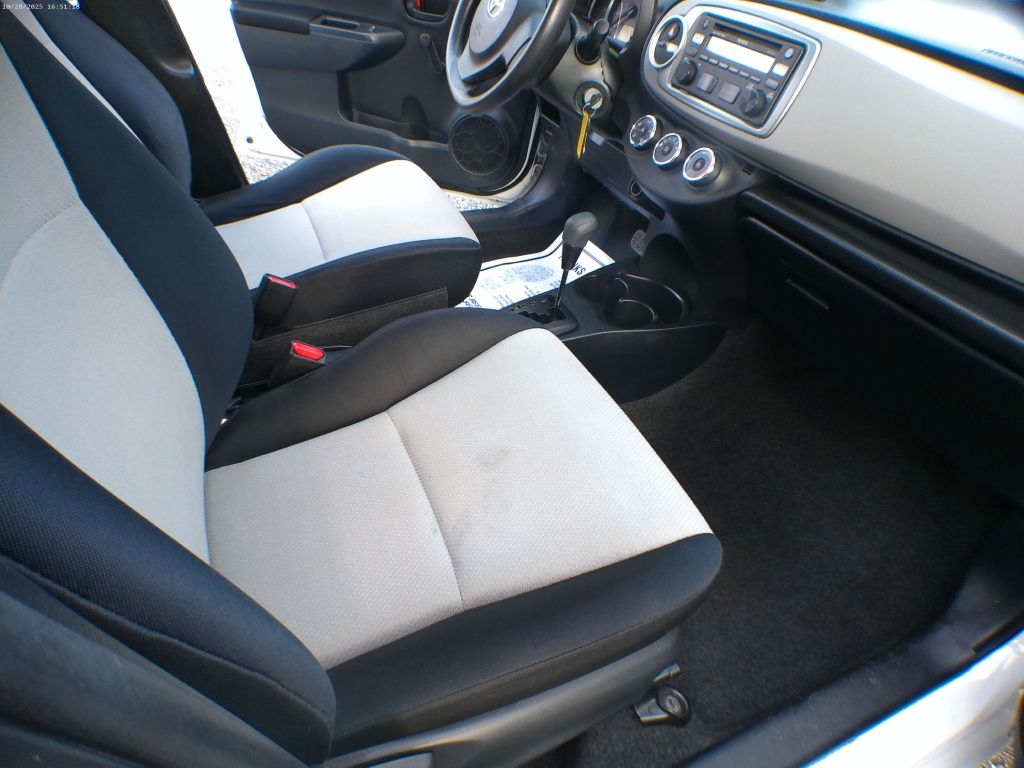 Toyota Yaris SE 5-Door AT 2012 Toyota Yaris SE 5-Door AT 2012