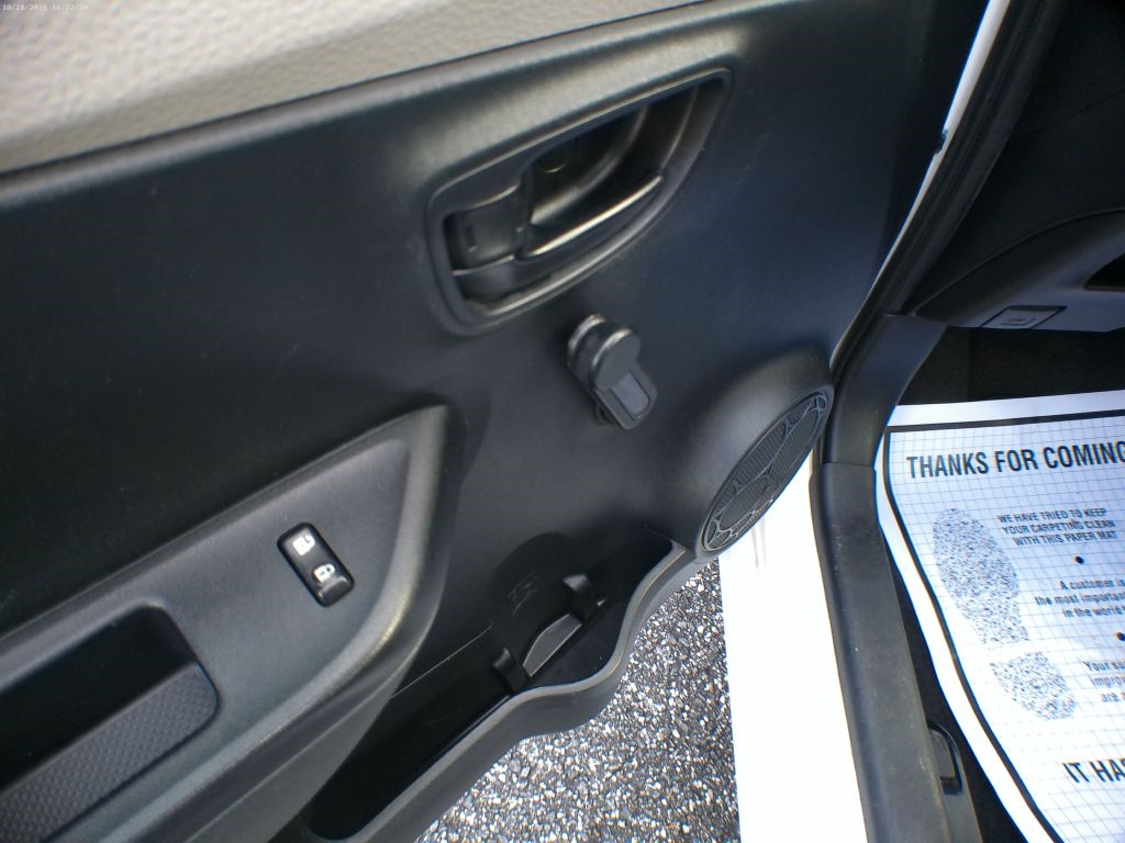 Toyota Yaris SE 5-Door AT 2012 Toyota Yaris SE 5-Door AT 2012