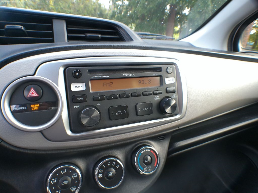 Toyota Yaris SE 5-Door AT 2012 Toyota Yaris SE 5-Door AT 2012