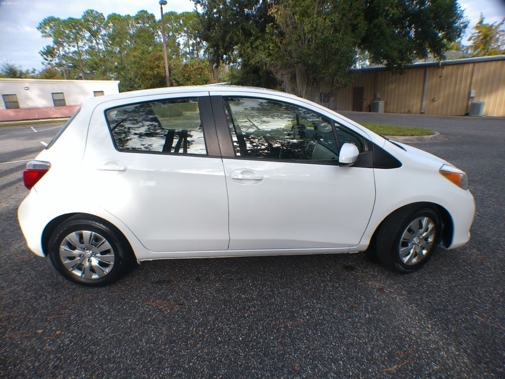 Toyota Yaris SE 5-Door AT 2012 Toyota Yaris SE 5-Door AT 2012
