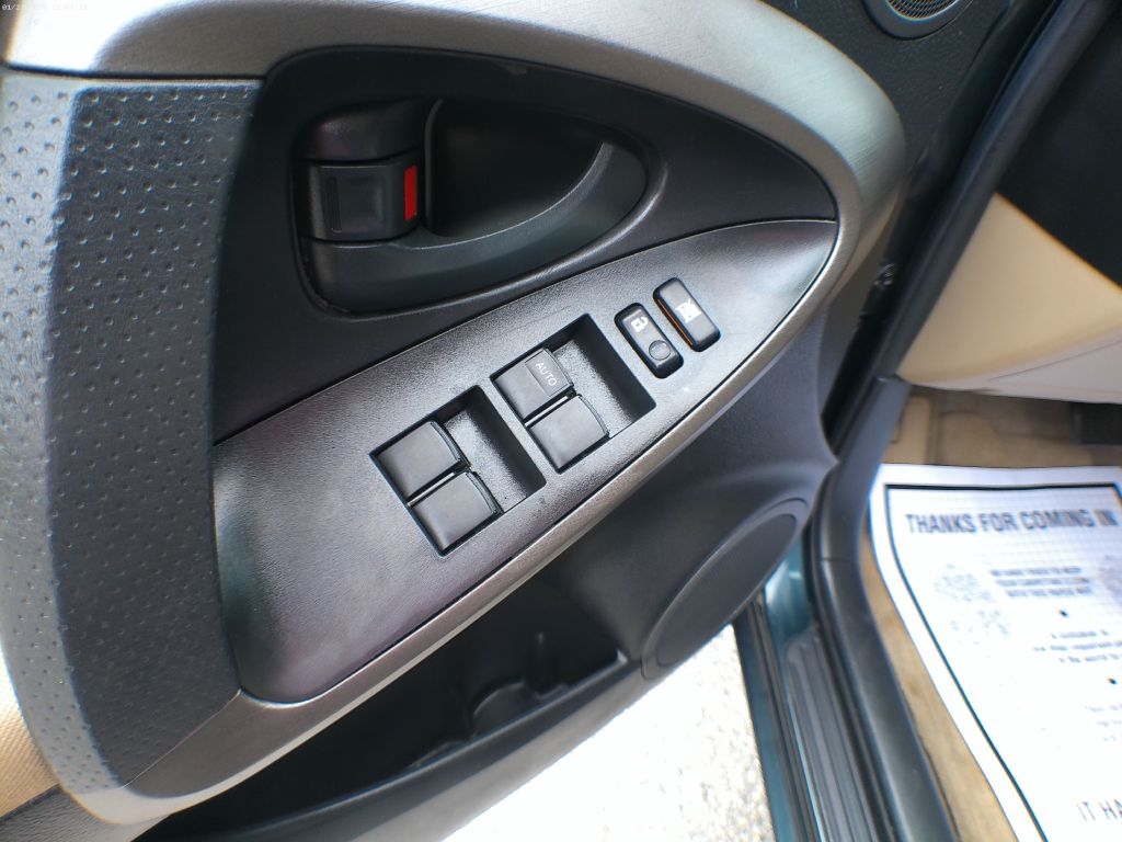 Toyota RAV4 Base I4 2WD 2010