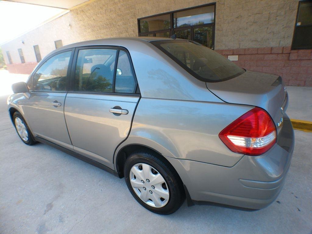 Nissan Versa 1.8 S Sedan 2011