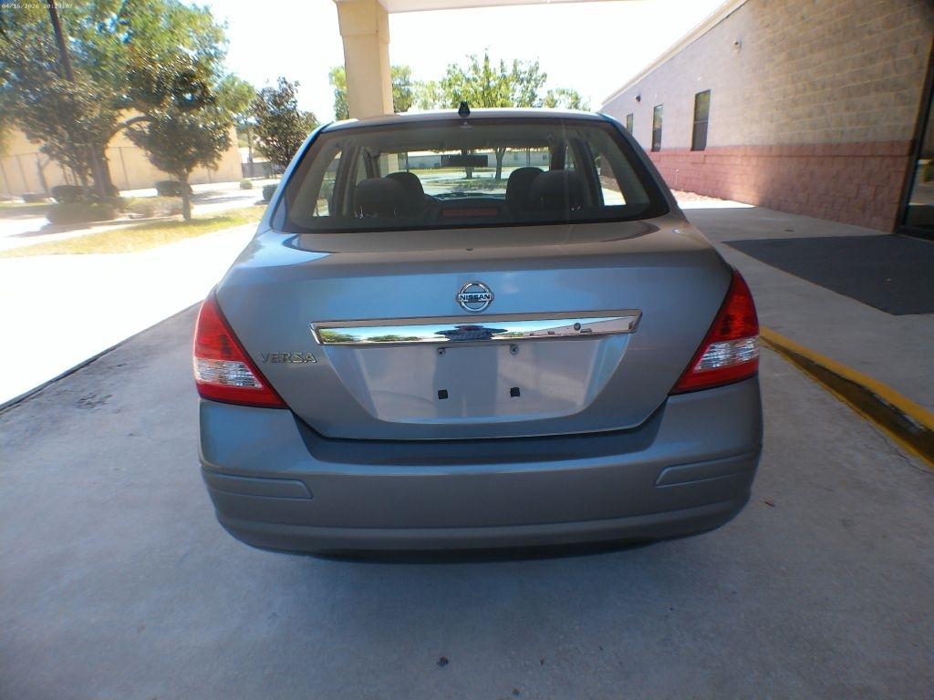 Nissan Versa 1.8 S Sedan 2011