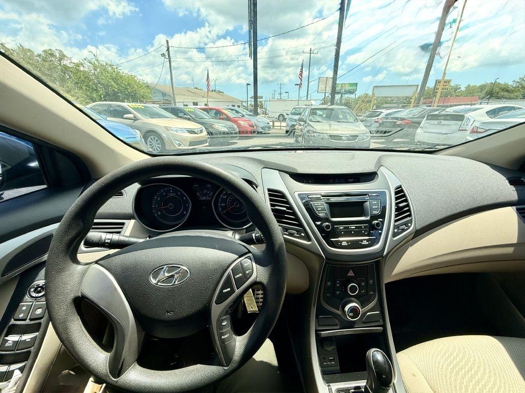 Hyundai Elantra SE 6AT 2015