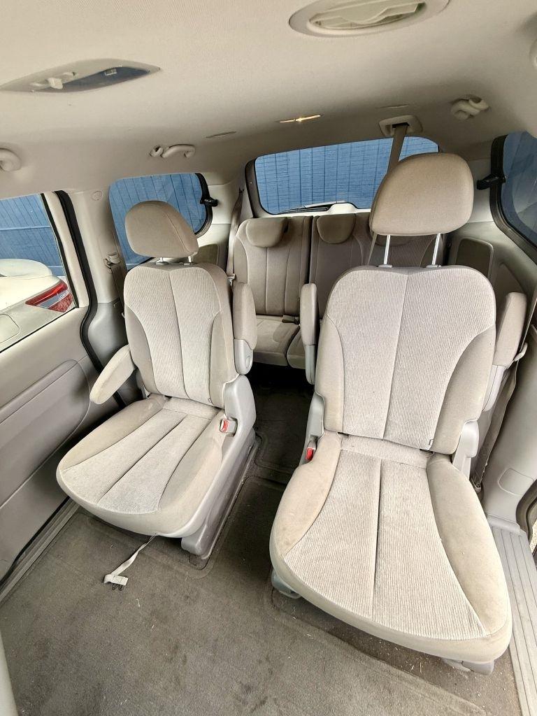 Kia Sedona LX LWB 2012