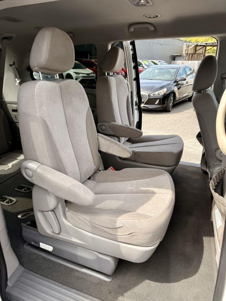 Kia Sedona LX LWB 2012