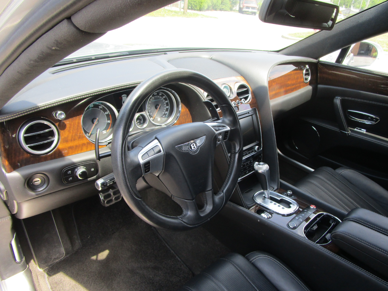 Bentley Flying Spur 4dr Sdn V8 2015 Bentley Flying Spur 4dr Sdn V8 2015