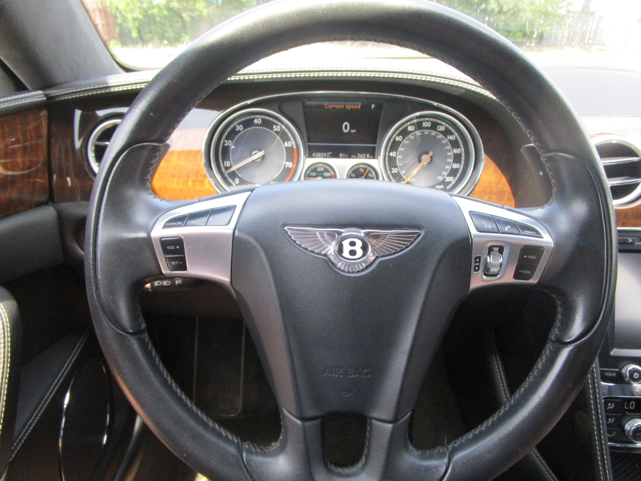 Bentley Flying Spur 4dr Sdn V8 2015 Bentley Flying Spur 4dr Sdn V8 2015