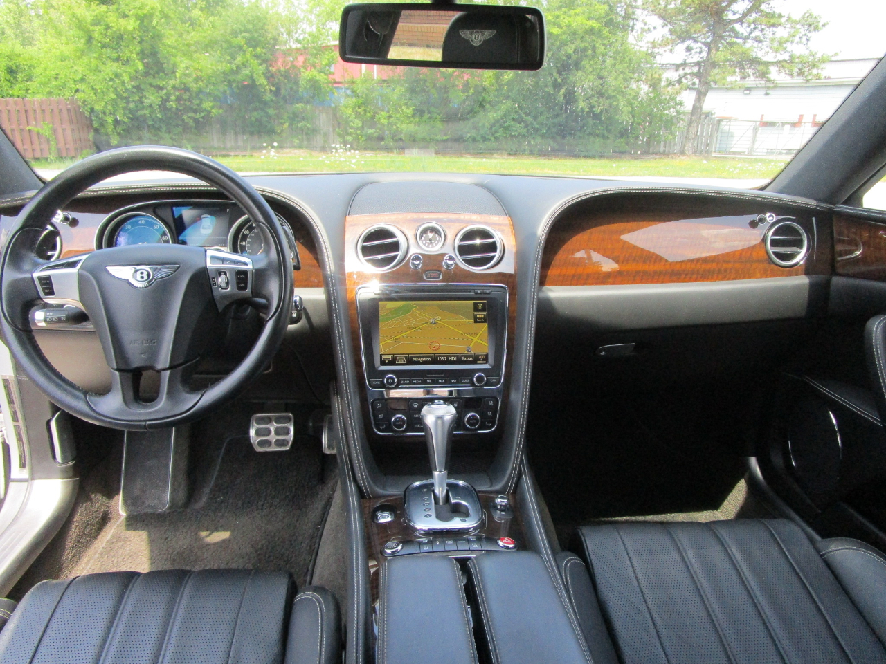 Bentley Flying Spur 4dr Sdn V8 2015 Bentley Flying Spur 4dr Sdn V8 2015
