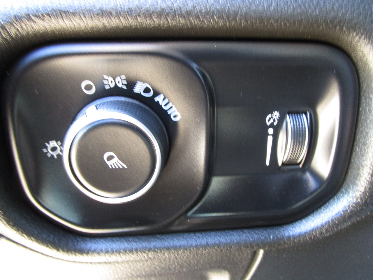 RAM 1500 Tradesman 4x4 Quad Cab 6'4" Box 2021