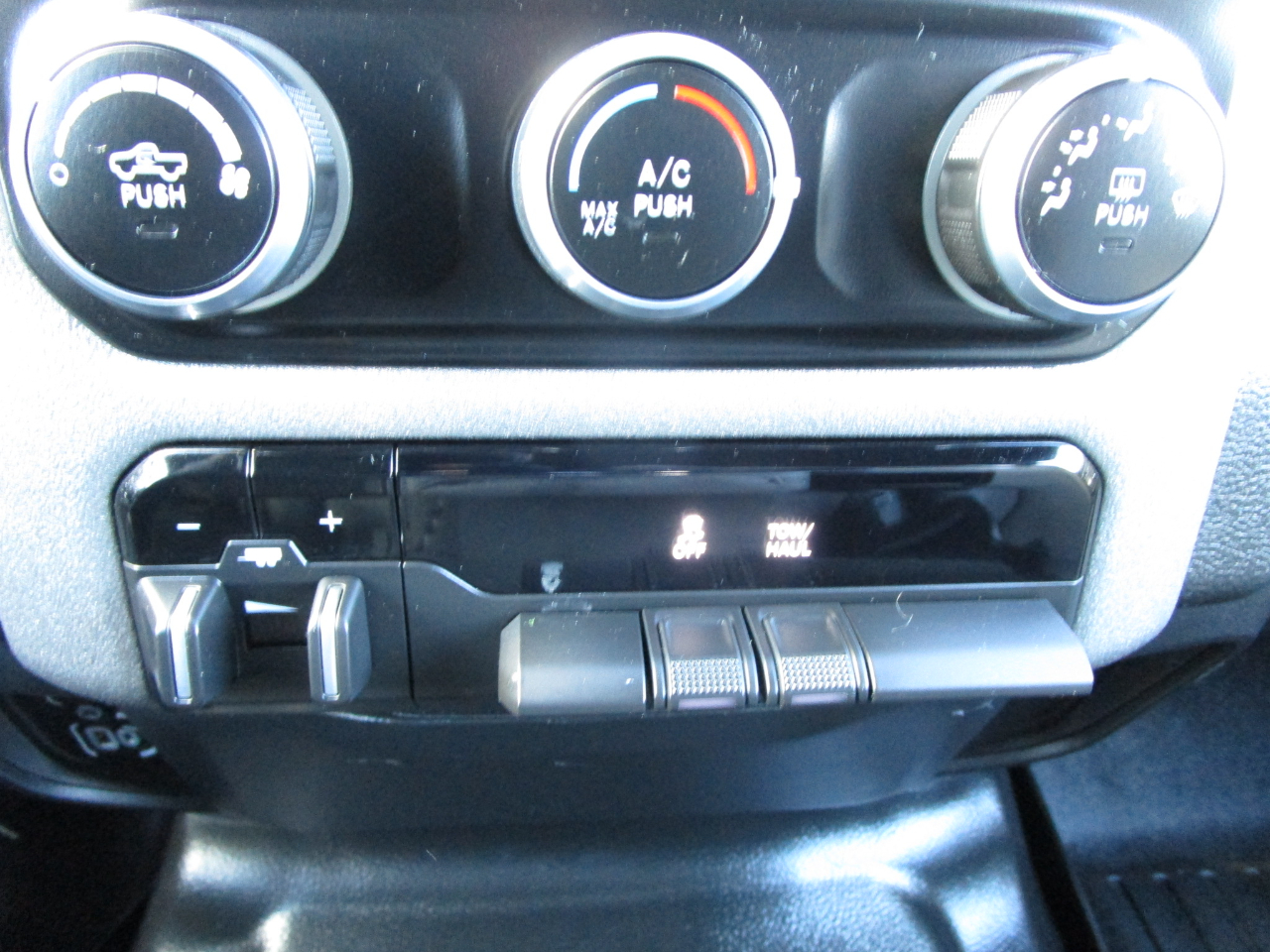 RAM 1500 Tradesman 4x4 Quad Cab 6'4" Box 2021