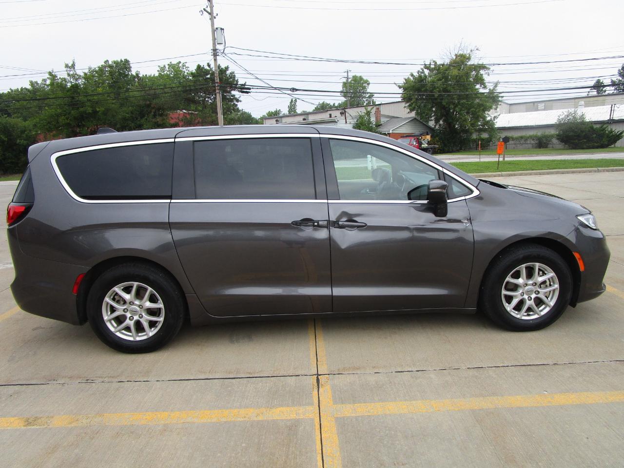Chrysler Pacifica Touring FWD 2023