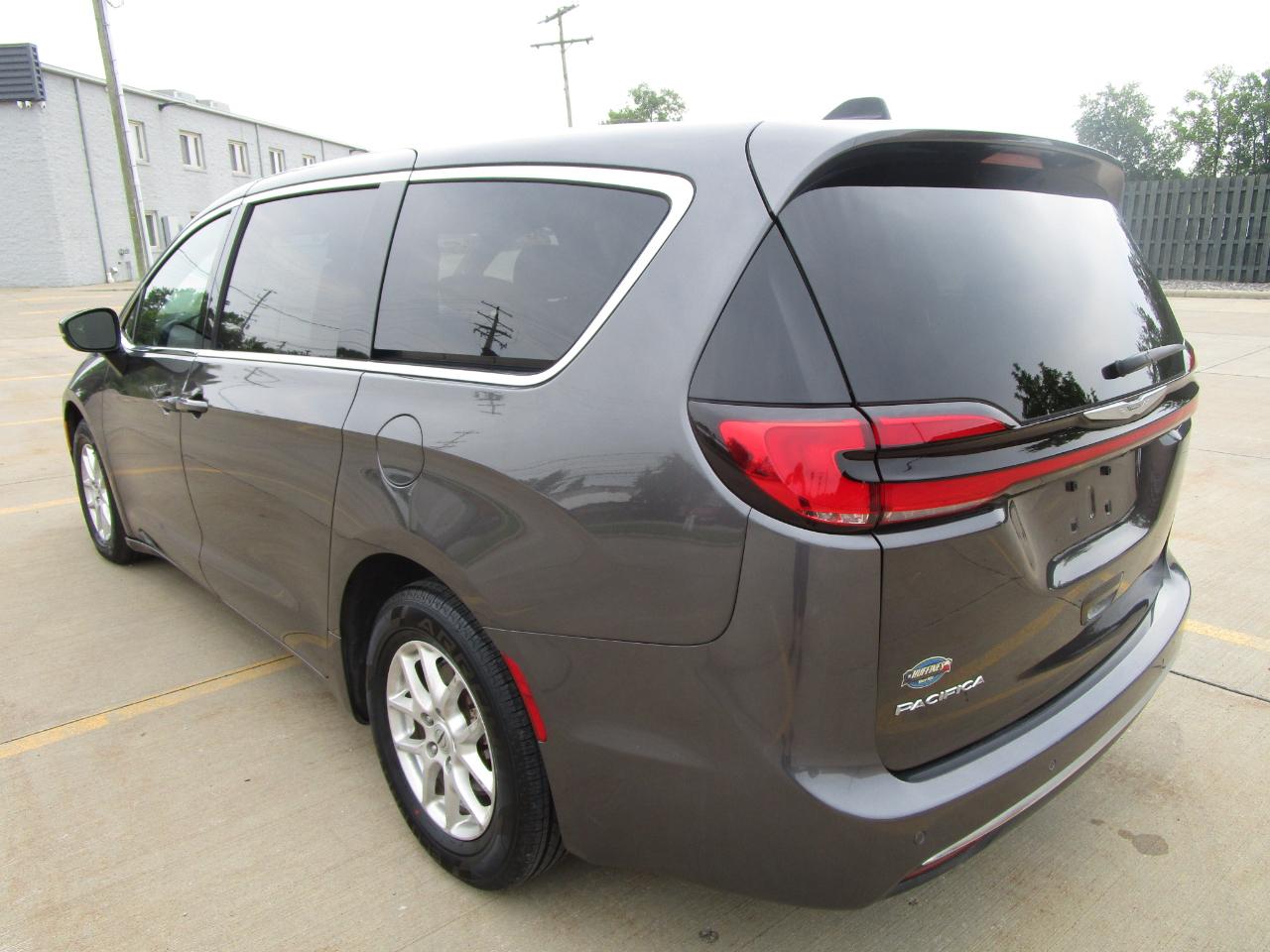 Chrysler Pacifica Touring FWD 2023