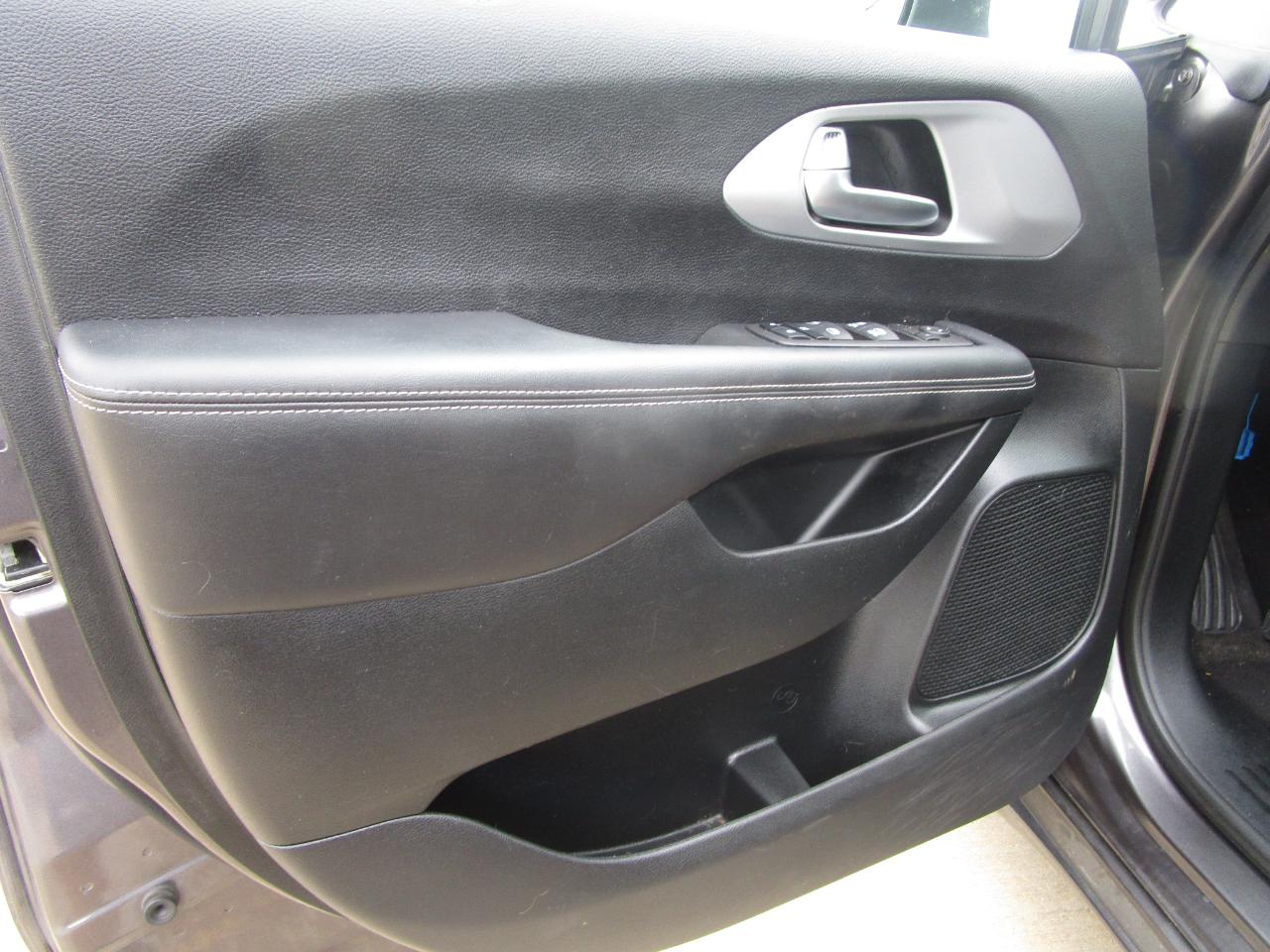 Chrysler Pacifica Touring FWD 2023