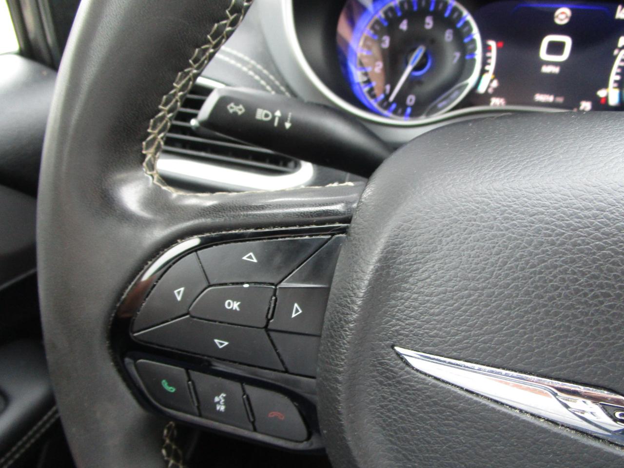 Chrysler Pacifica Touring FWD 2023