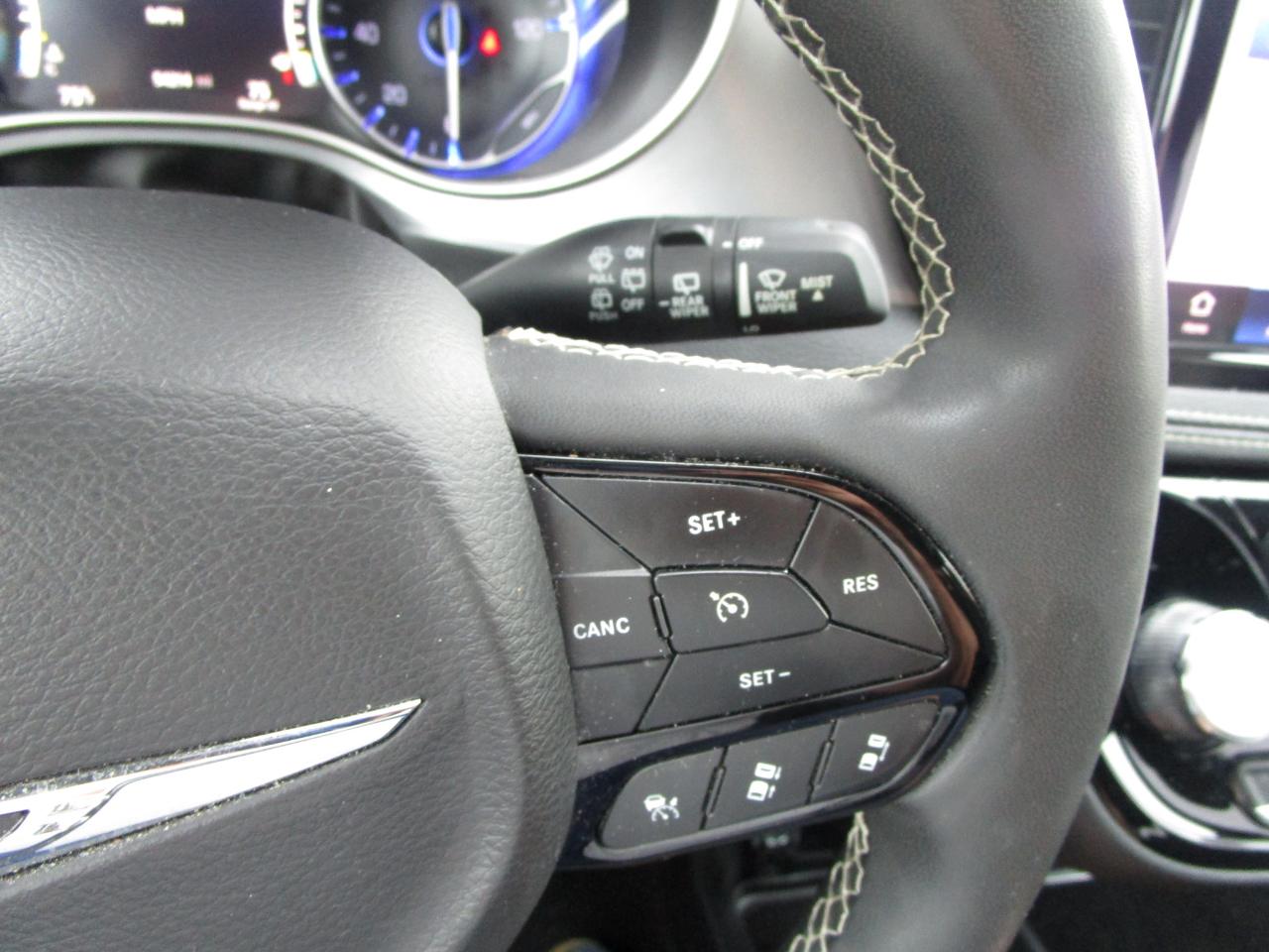 Chrysler Pacifica Touring FWD 2023