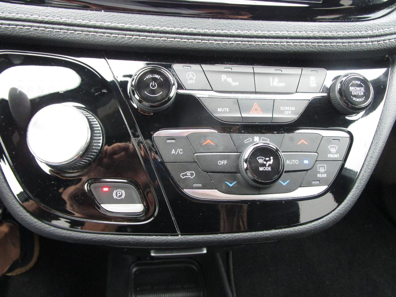 Chrysler Pacifica Touring FWD 2023