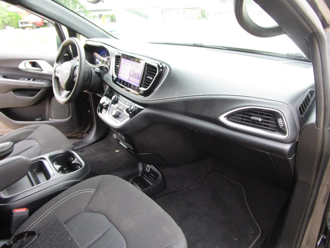 Chrysler Pacifica Touring FWD 2023
