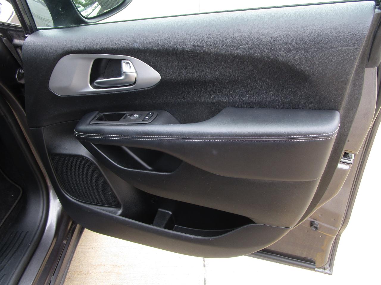 Chrysler Pacifica Touring FWD 2023
