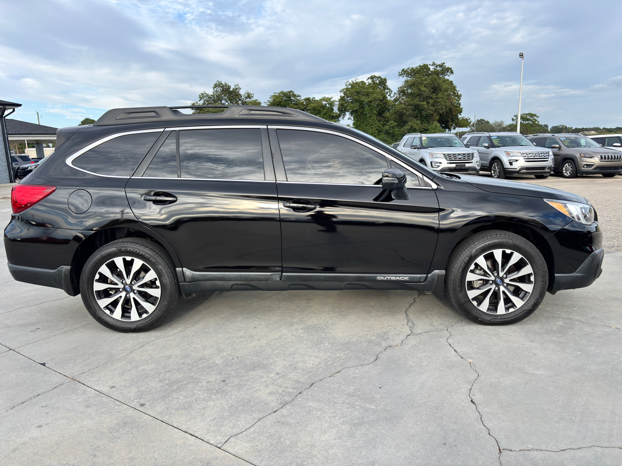 2017 Subaru Outback 3.6R Limited photo 3