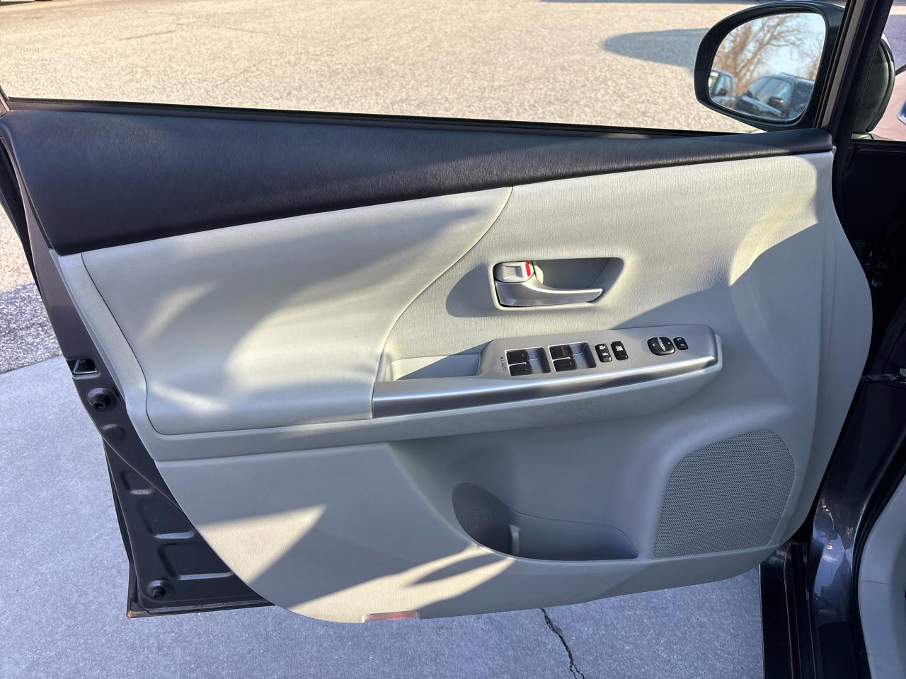 Toyota Prius V 5dr Wgn Five (Natl) 2012