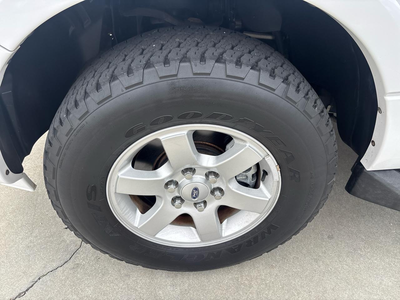 Ford Expedition 4WD 4dr XLT 2010