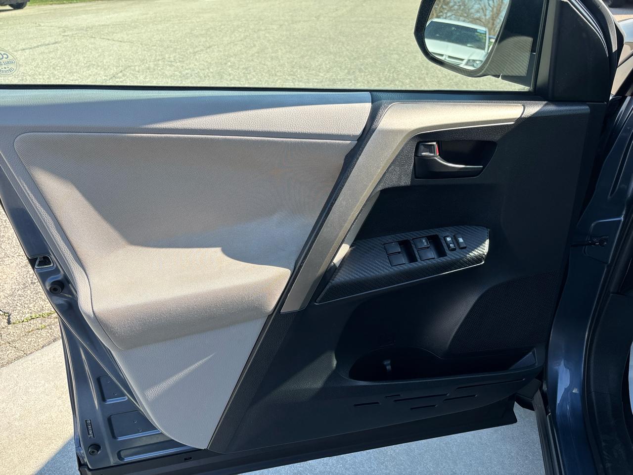 Toyota RAV4 AWD 4dr LE (Natl) 2013