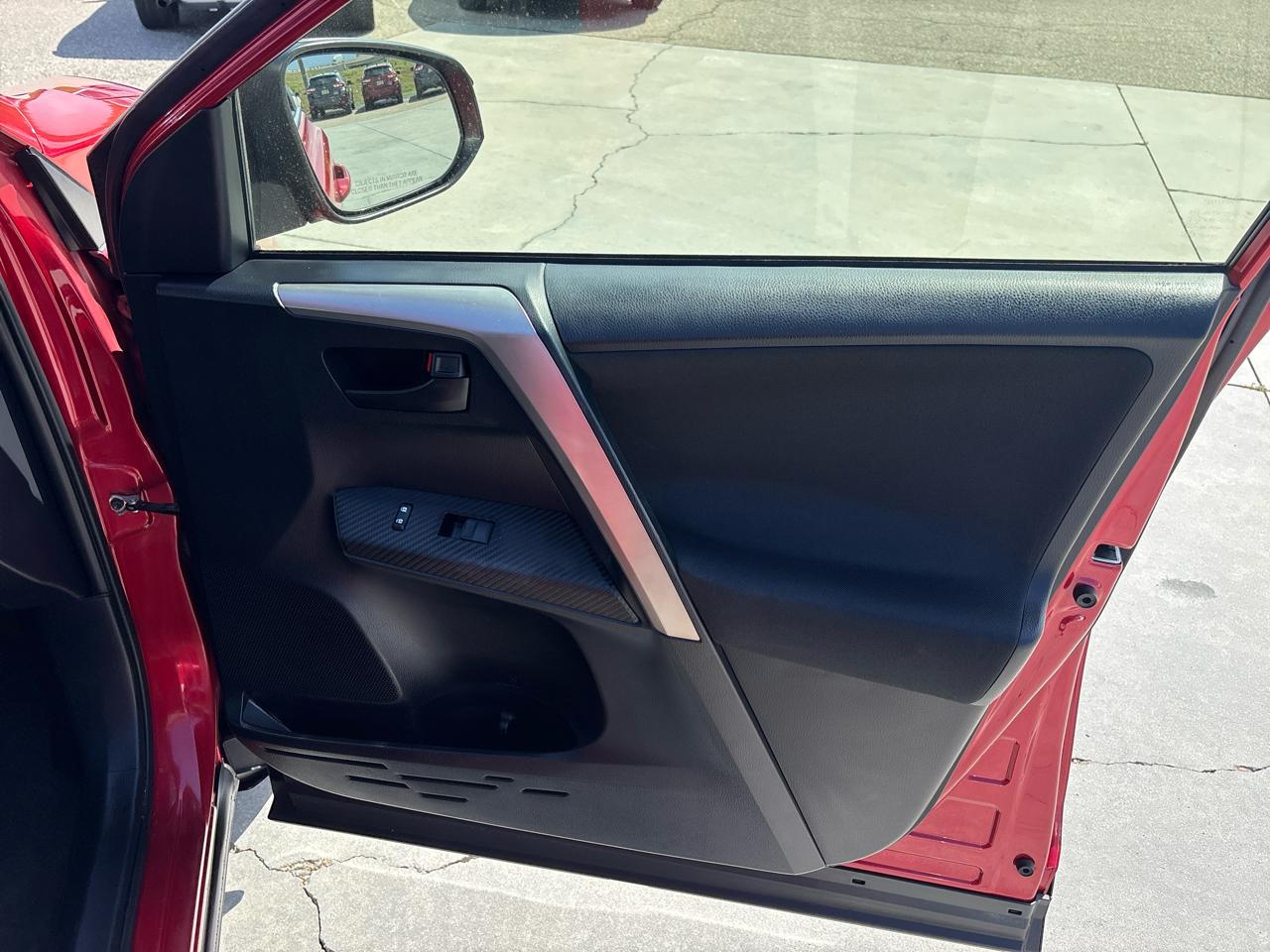 Toyota RAV4 AWD 4dr LE (Natl) 2015