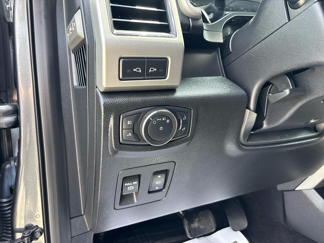 Ford F-150 4WD SuperCrew 145" Lariat 2017