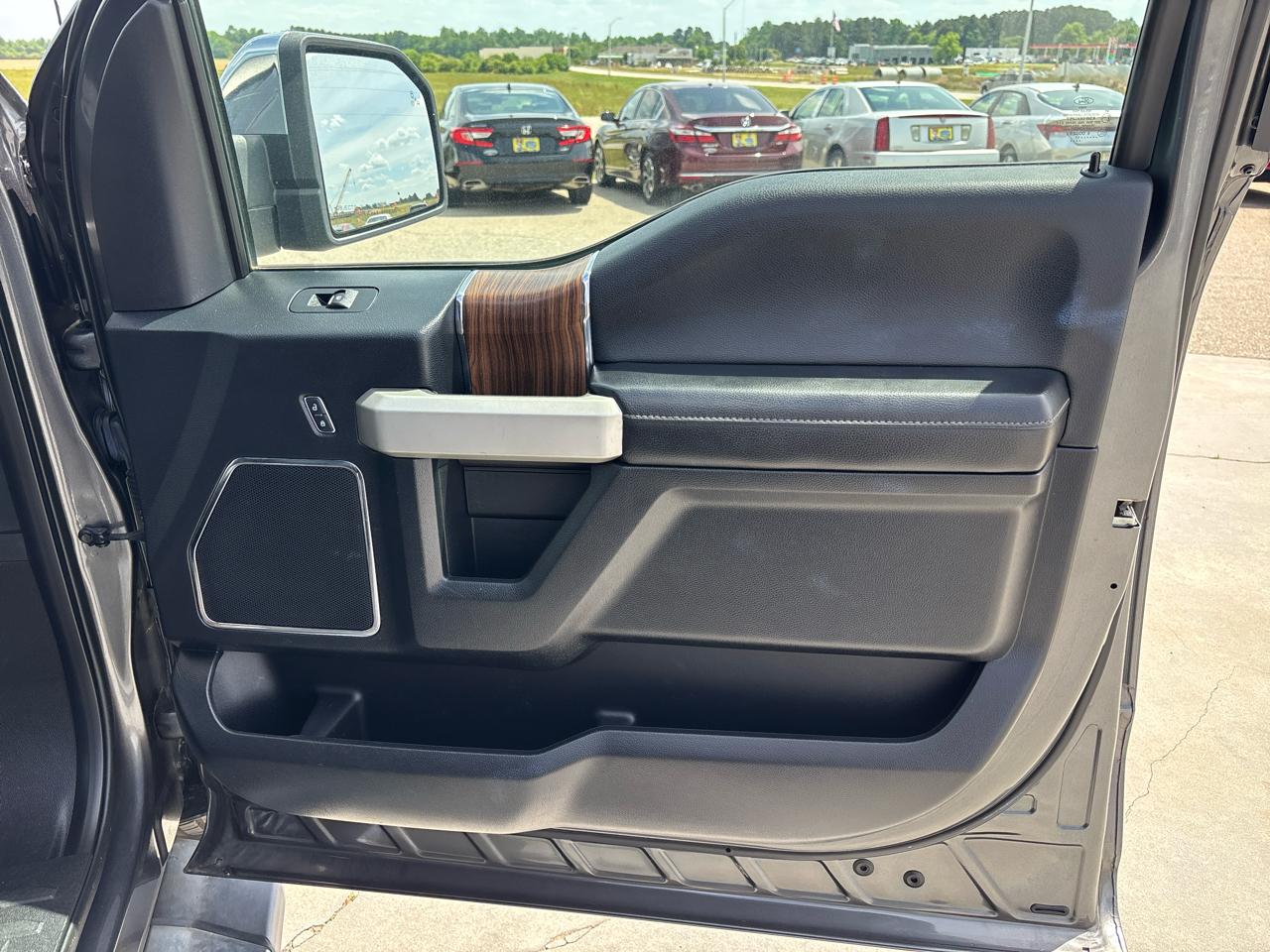 Ford F-150 4WD SuperCrew 145" Lariat 2017