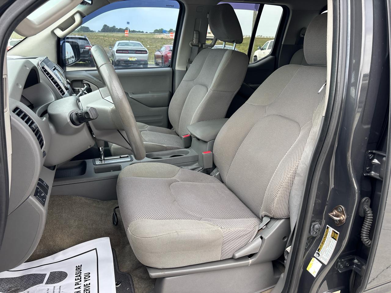 Nissan Frontier 2WD Crew Cab SWB Auto SV 2015